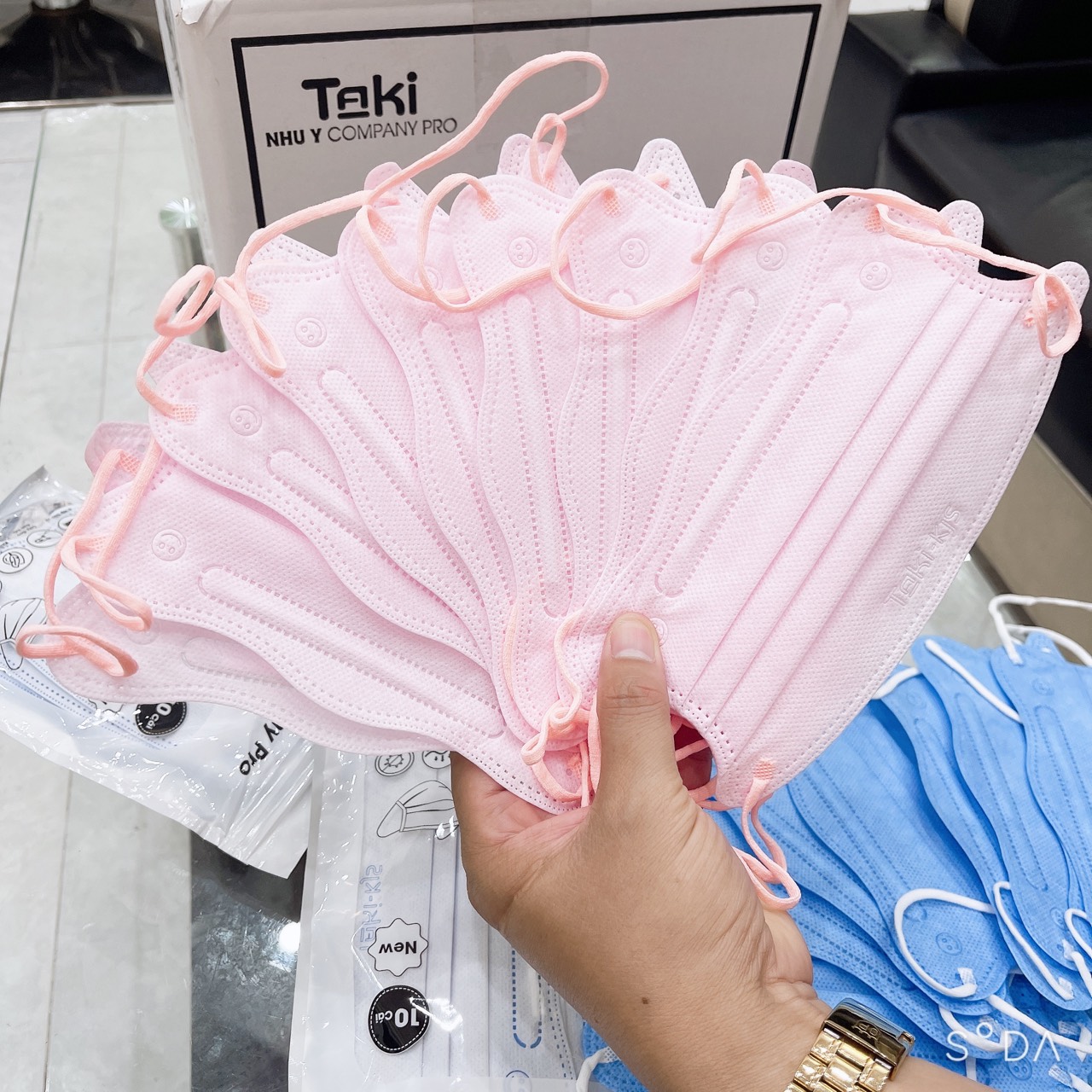 Combo 100c khẩu trang Cua Taki 4 lớp kháng khuẩn kiểu dáng thời trang mới