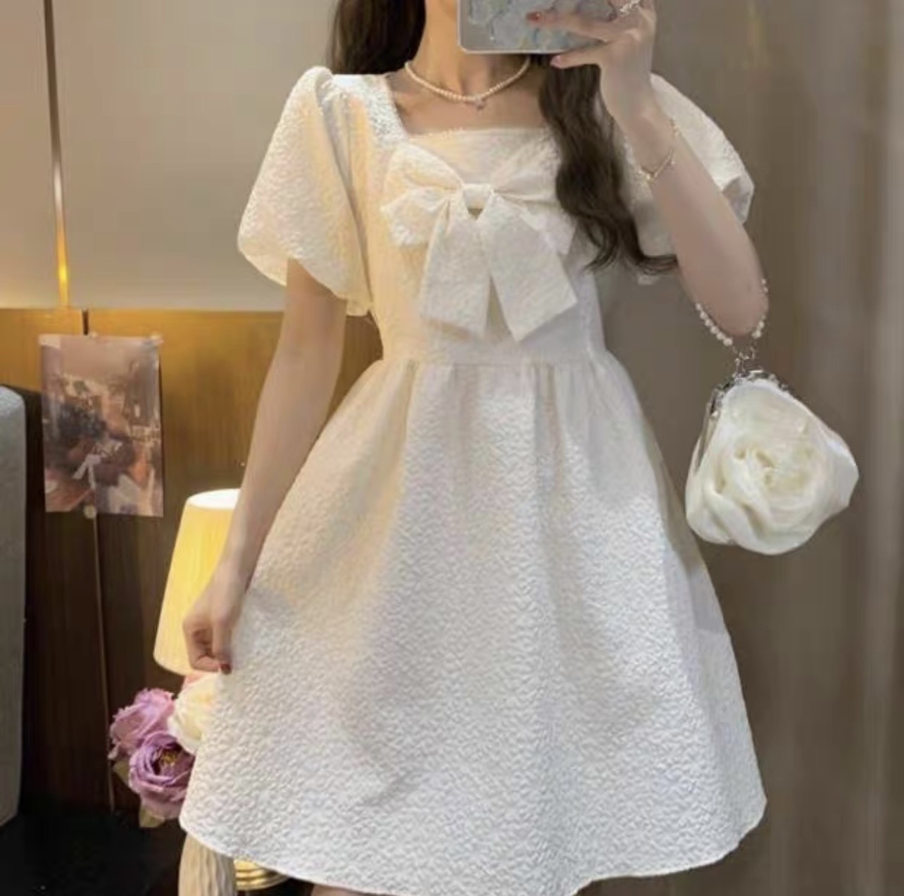 (ẢNH THẬT) Đầm gấm trắng cổ vuông tay bồng thắt nơ chất gấm xốp hoa nổi- đầm babydoll nữ dáng xòe, đầm nữ xòe, váy nữ học sinh đi học kỷ yếu dự tiệc đi biển dễ thương, đầm công chúa tiểu thư hàn quốc, CLOWE