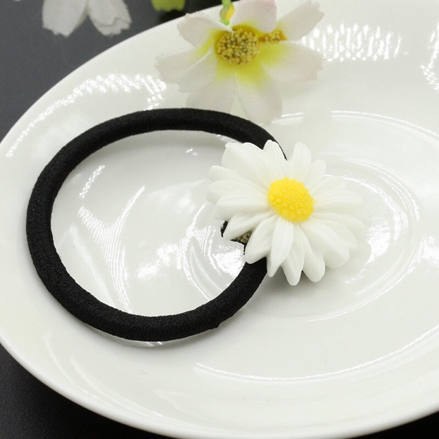 Cột tóc hoa cúc trắng