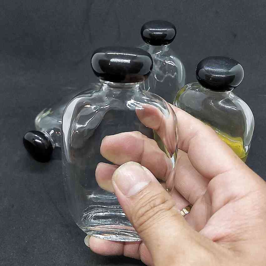 Chai thủy tinh 100ml (1 cái) bầu dục kiểu dẹt nắp nhựa đen tròn - Chai thủy tinh mini – Lọ thủy tinh nhỏ