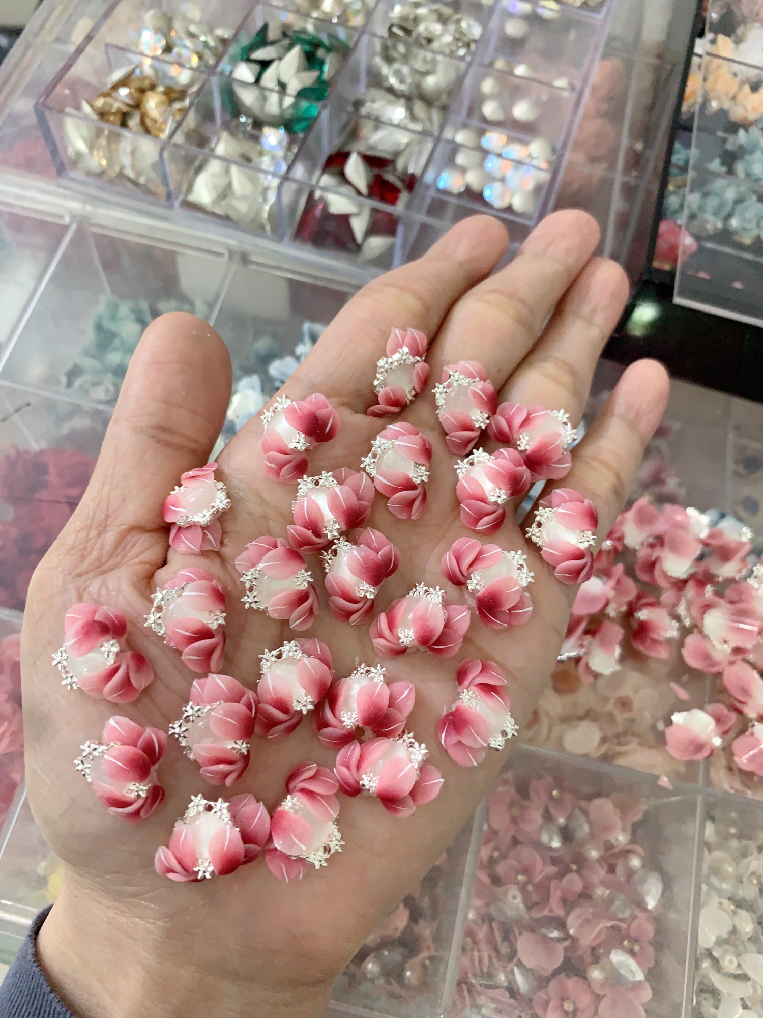 Hoa bột ôm đá