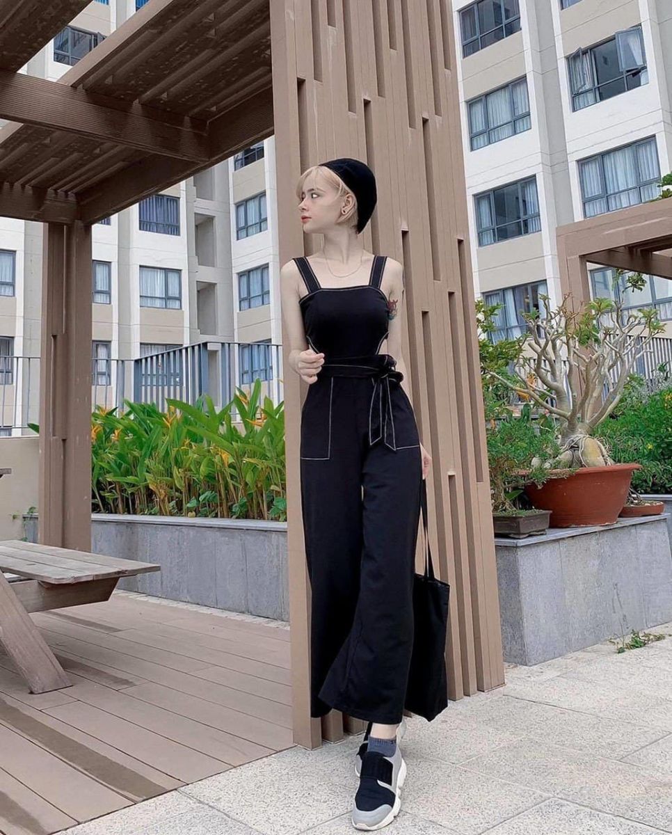 Jumpsuit Khoét Eo Đen Viền Chỉ Trắng