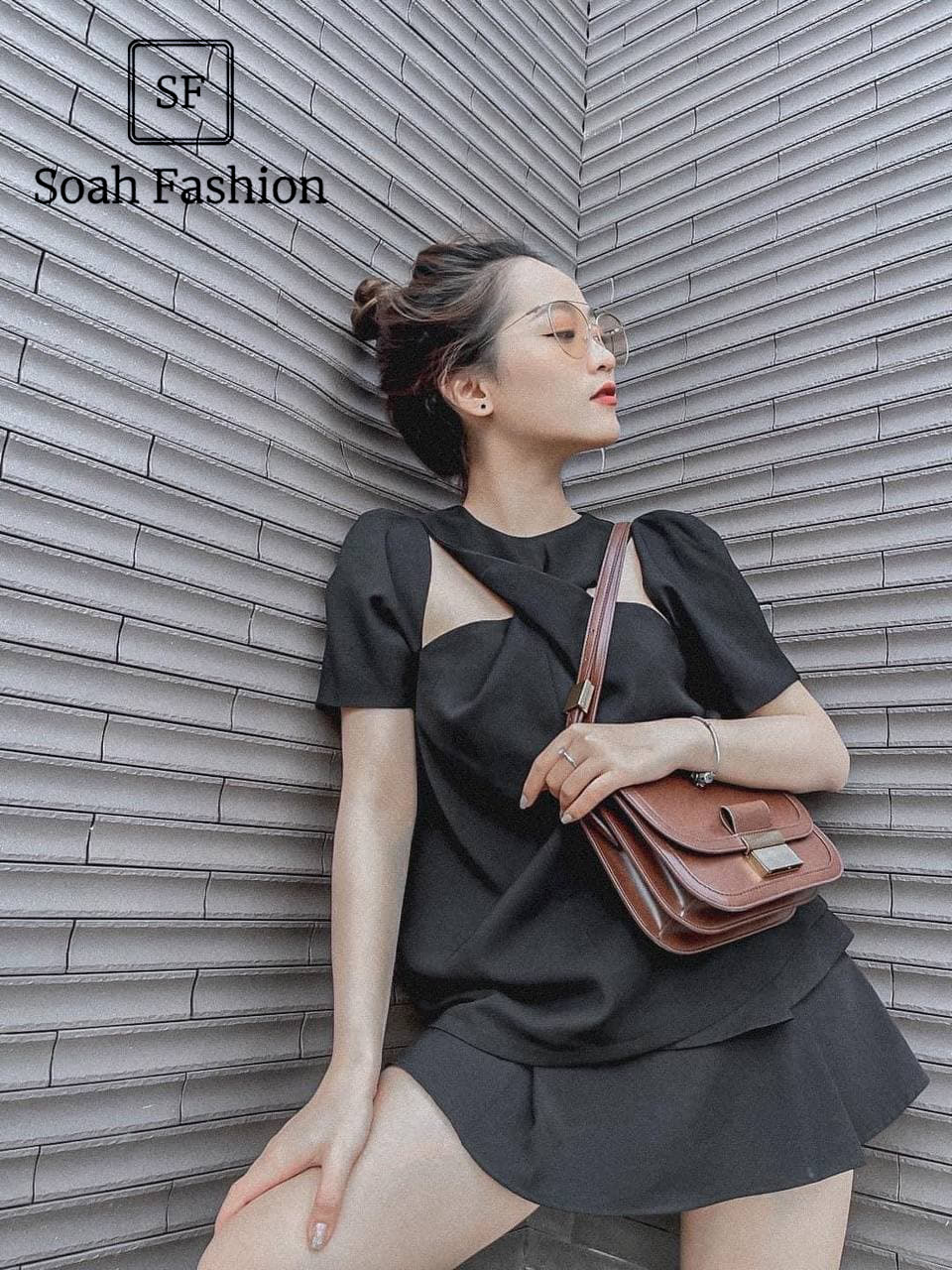 Áo phom suông xoắn cổ cut out