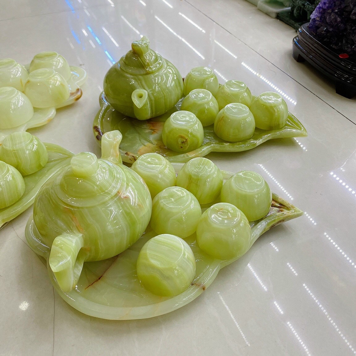 Bộ ấm trà với dĩa kiểu chiếc lá đá ngọc onyx