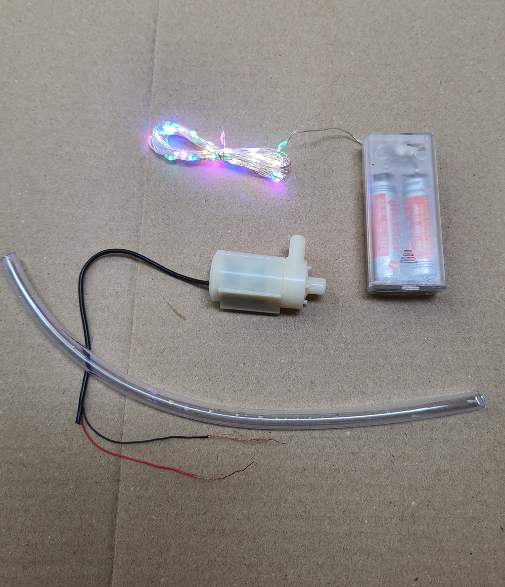 Máy bơm chìm mini sử dụng pin kết hợp với đèn led dây, có kèm pin và 30 cm dây dẫn nước