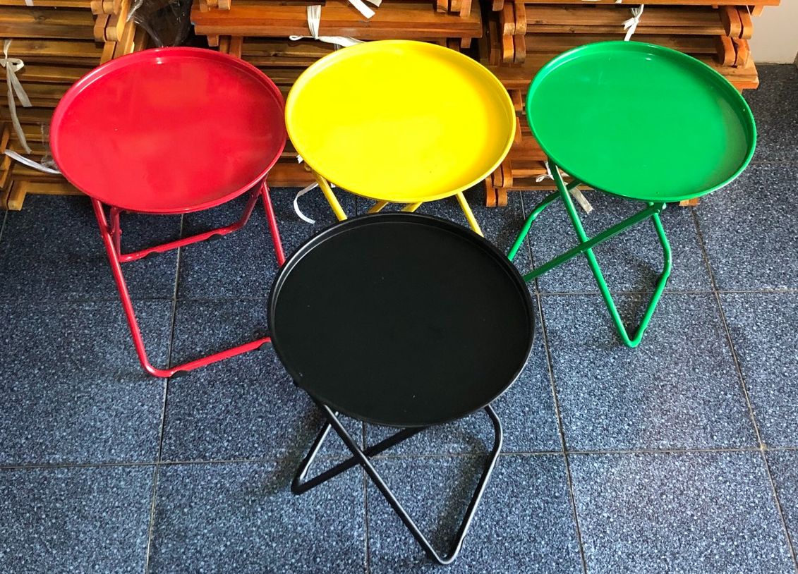 Bàn làm bằng sắt sơn tĩnh điện bóng đẹp , không phai màu.Bàn gỗ thanh cafe
