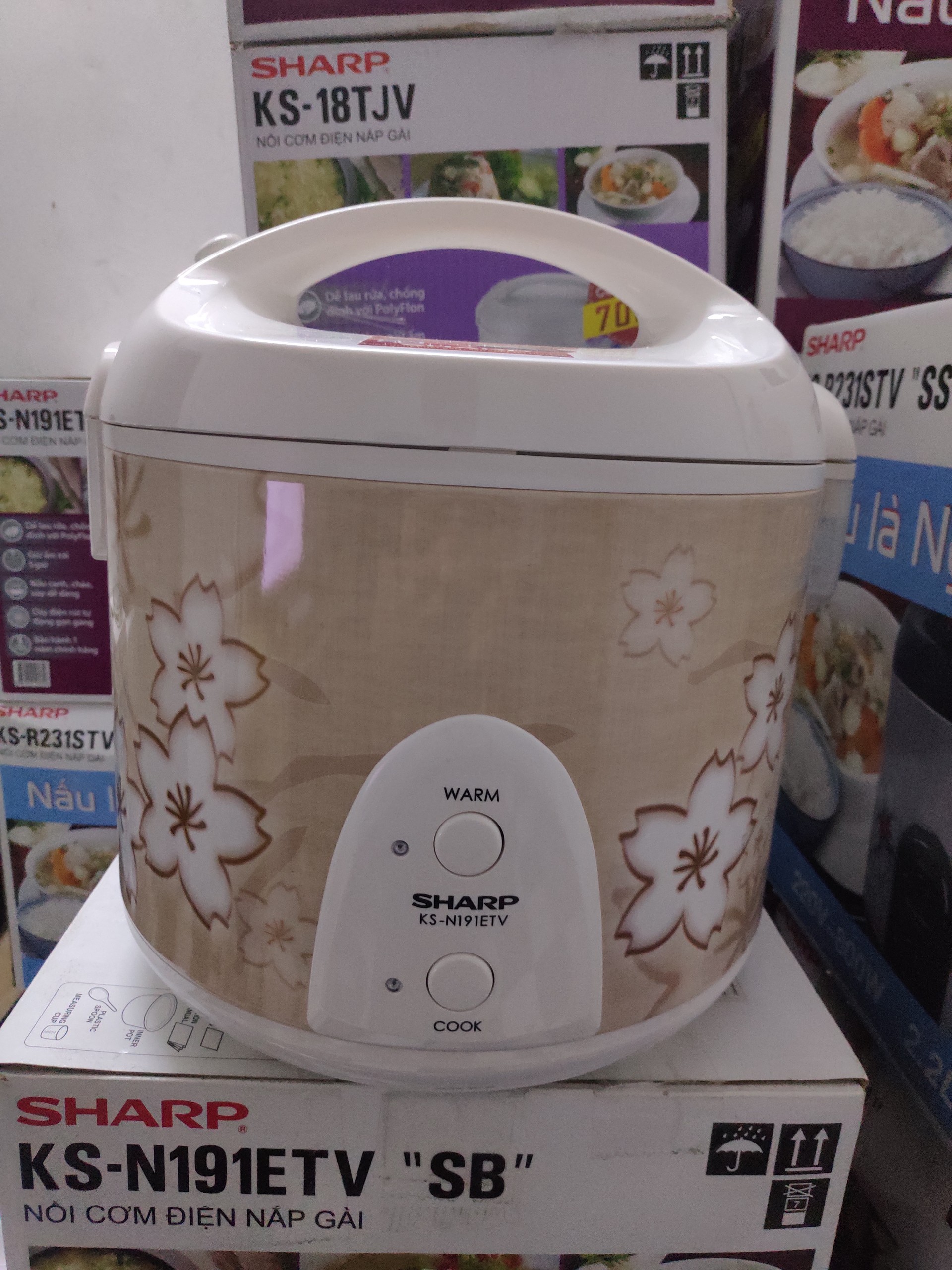 Nồi cơm điện Sharp 1.8 lít KS-N191ETV Thái Lan hàng trưng bày mẫu Lòng nồi cơm điện Sharp bằng hợp kim nhôm chống dính bền, tiện vệ sinh. Nồi cơm điện nấu cơm chín đều, thơm ngon với công nghệ nấu 2D