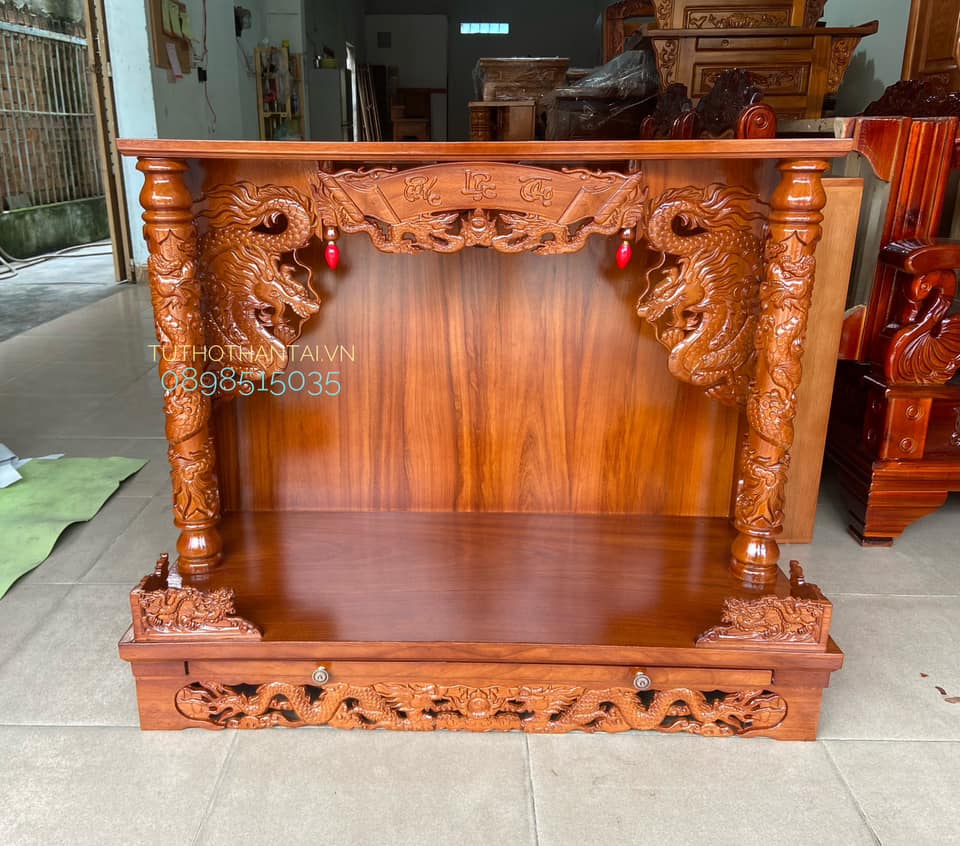 Bàn thờ treo tường bà có mái gỗ gõ đỏ mẫu chạm rồng, có cột rồng ngang 107cm
