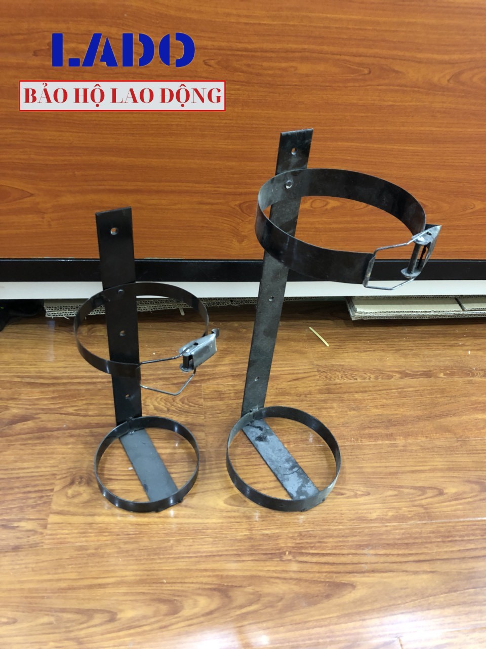 GIẢM GIÁ - Giá treo bình chữa cháy trên tường cho loại bình bột 8 kg