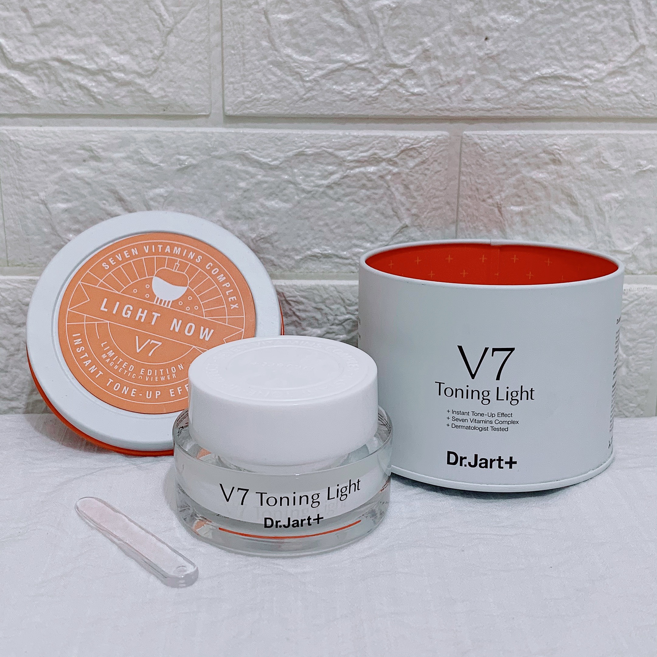 Kem dưỡng trắng da v7 toning light