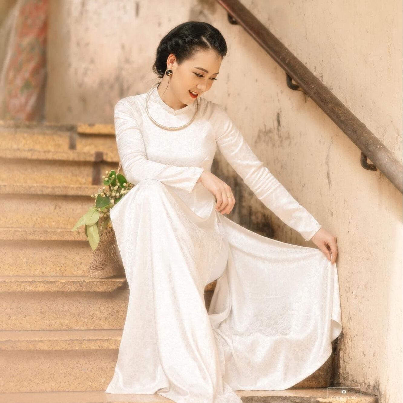 Áo dài cưới cô dâu học sinh nữ đi học may sẵn áo dài gấm hoa đỏ trắng cổ cao đính ngọc dự tiệc cưới lễ tết đẹp AD90158