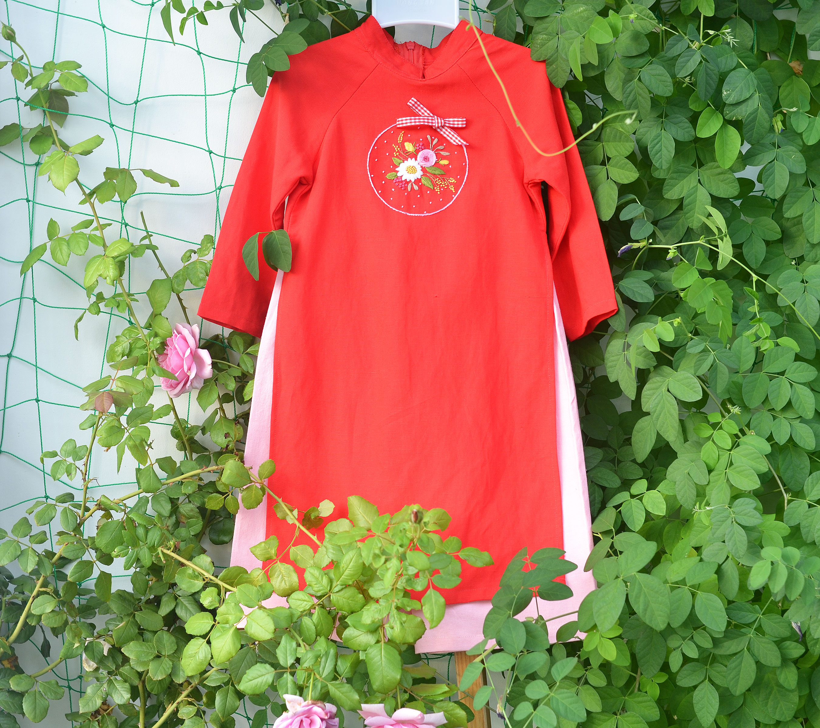 Áo dài linen bé gái màu đỏ thêu tay Tết 2023