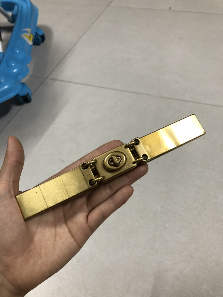 Khoá nẹp xoay nam châm vàng cổ 60k/cái
