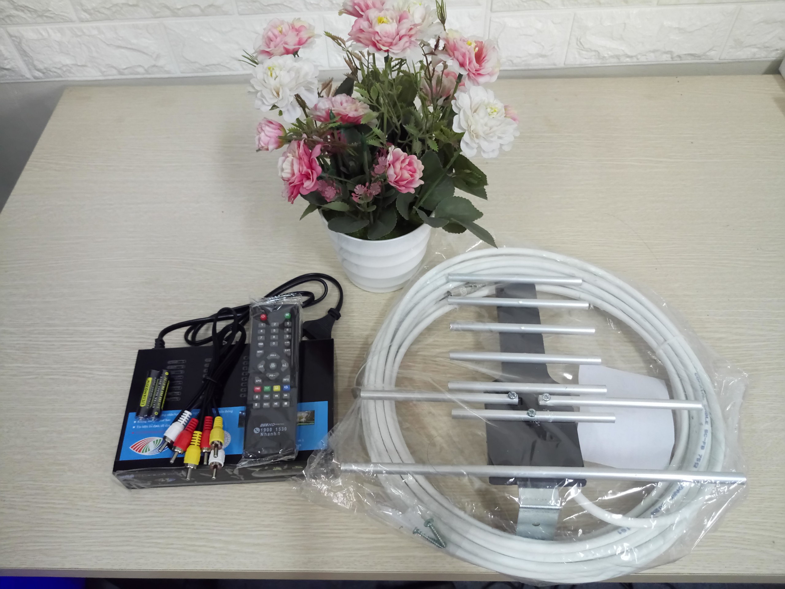 Đầu thu truyền hình số mặt đất VTC T201 tặng anten liền dây 15m xem miễn phí trọn đời