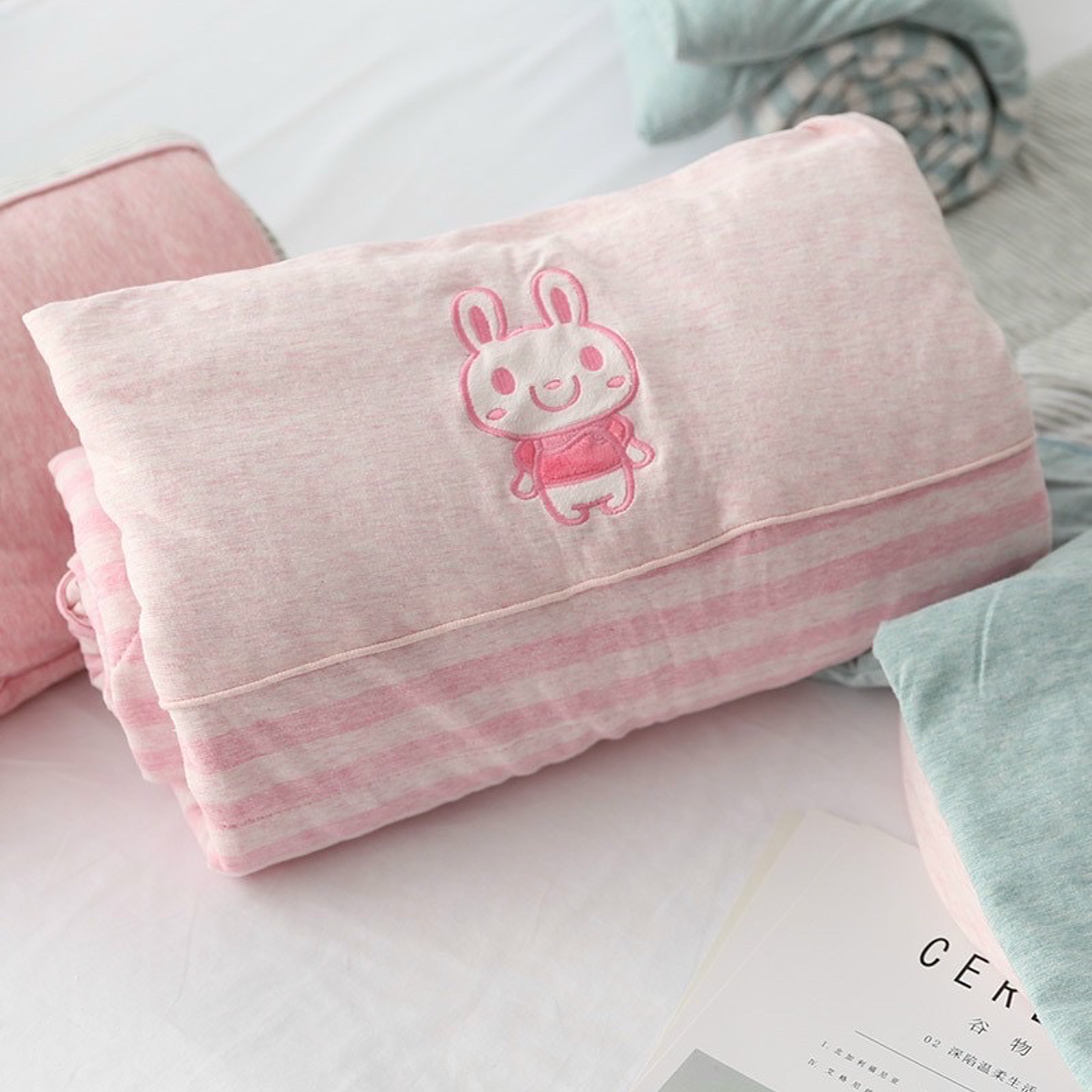 Chăn trần bông xuất Nhật hình Thỏ 110x140 cm ấm, nhẹ, mềm phù hợp cho bé đi học
