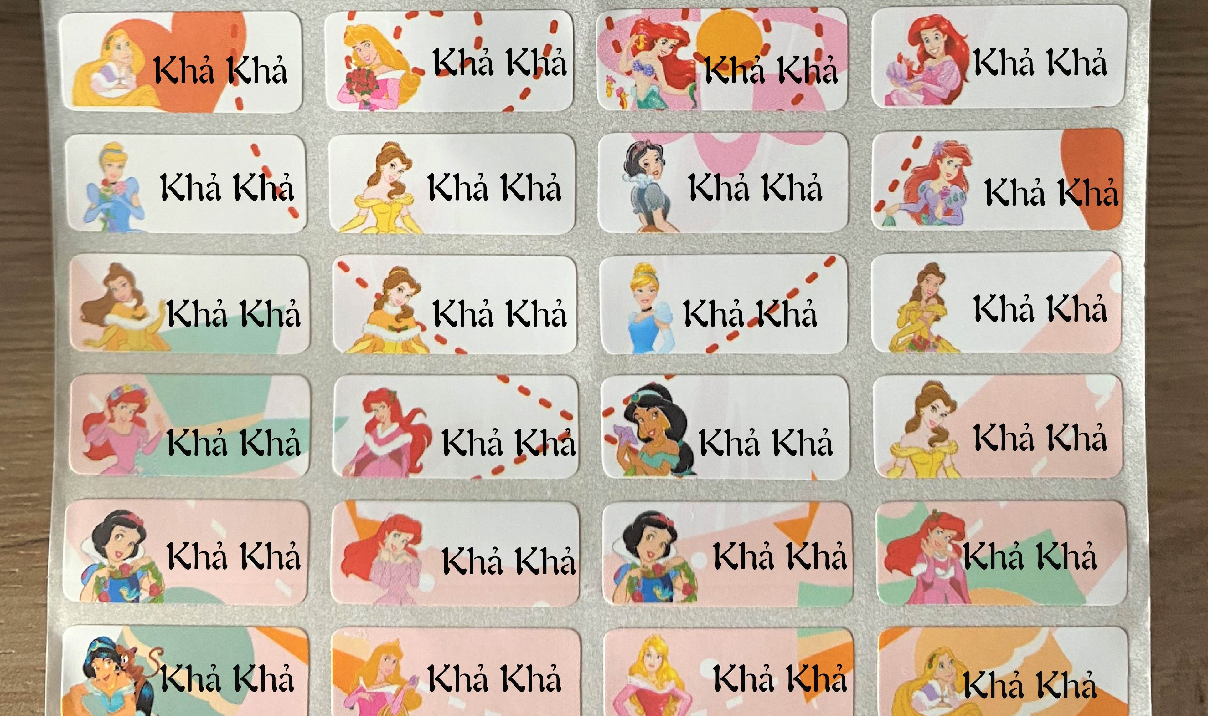 [HCM]Sticker  cute dán tên riêng - Công chúa dễ thương (1 tấm 64 tem 2.2x0.9cm)  (Chat gửi TÊN CẦN IN cho shop nha khách iu)