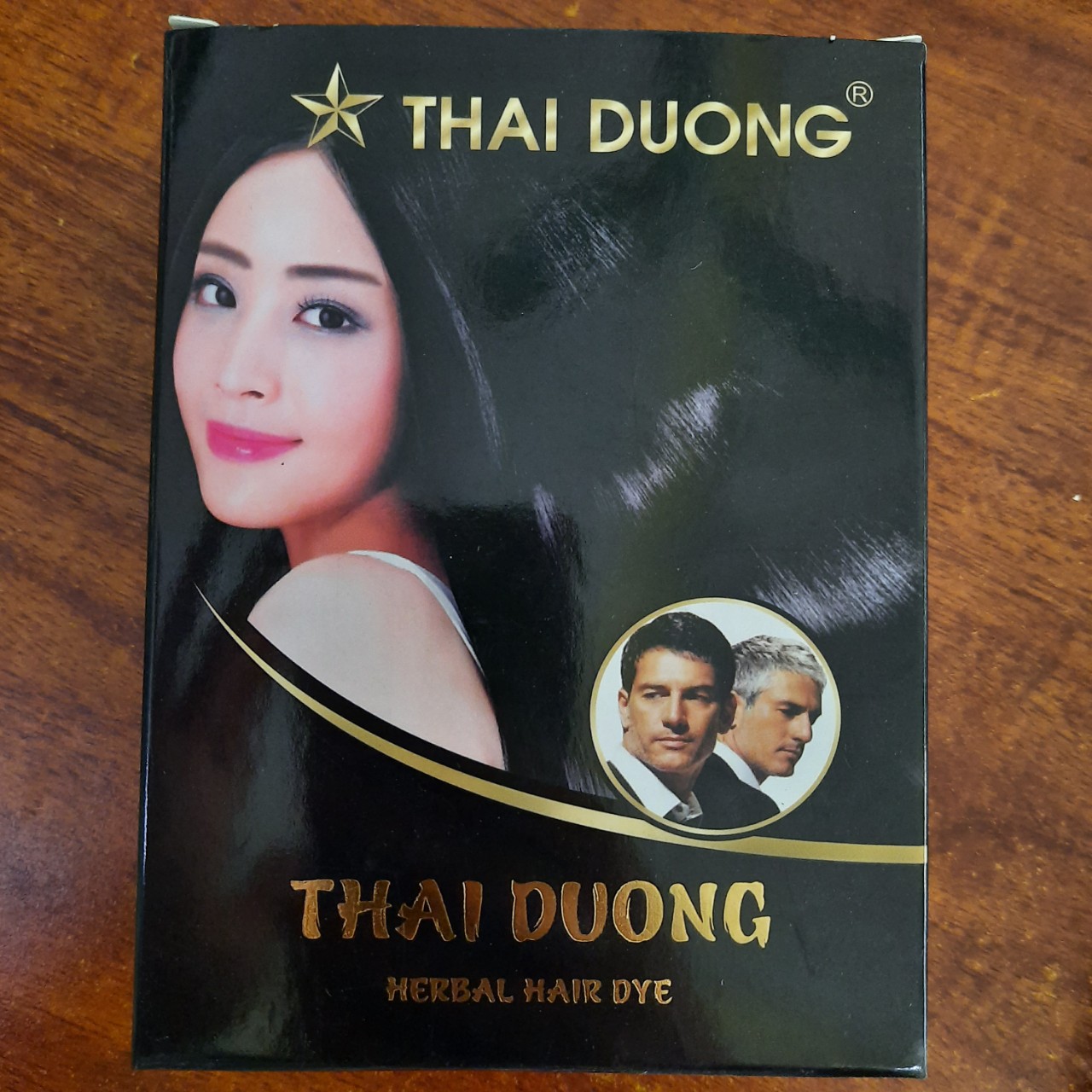 Nhuộm tóc bạc thành tóc đen bóng tự nhiên, độ bền màu cao trên 1 tháng, thảo dược tự nhiên tạo hương thơm nhẹ nhàng, cảm giác thư giãn sau khi nhuộm NHUỘM TÓC THÁI DƯƠNG với chiết xuất từ lá Hen - Gói 10g