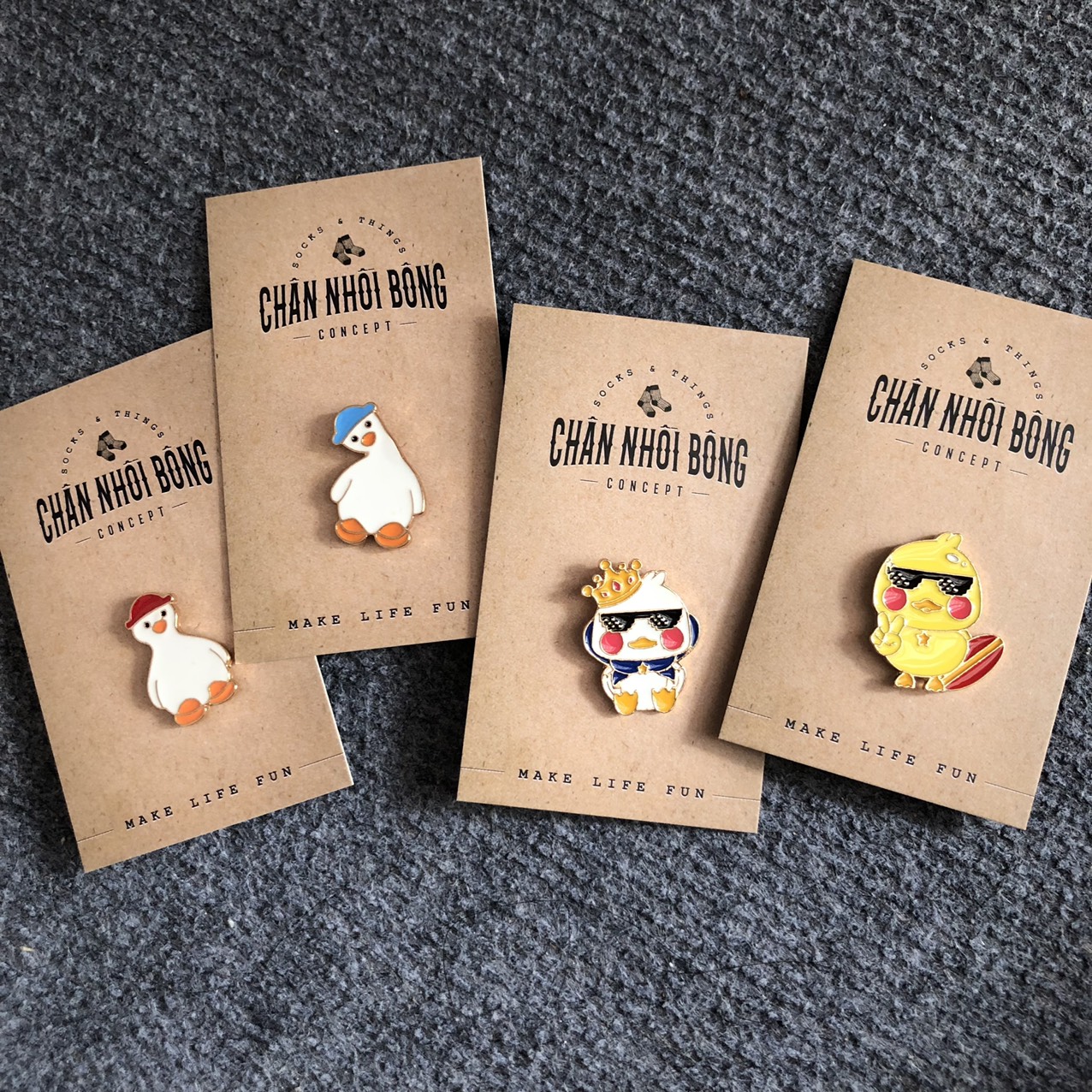 Pin cài áo, ghim cài áo, balo, nón hình chú vịt con đeo kính đáng yêu, độc đáo
