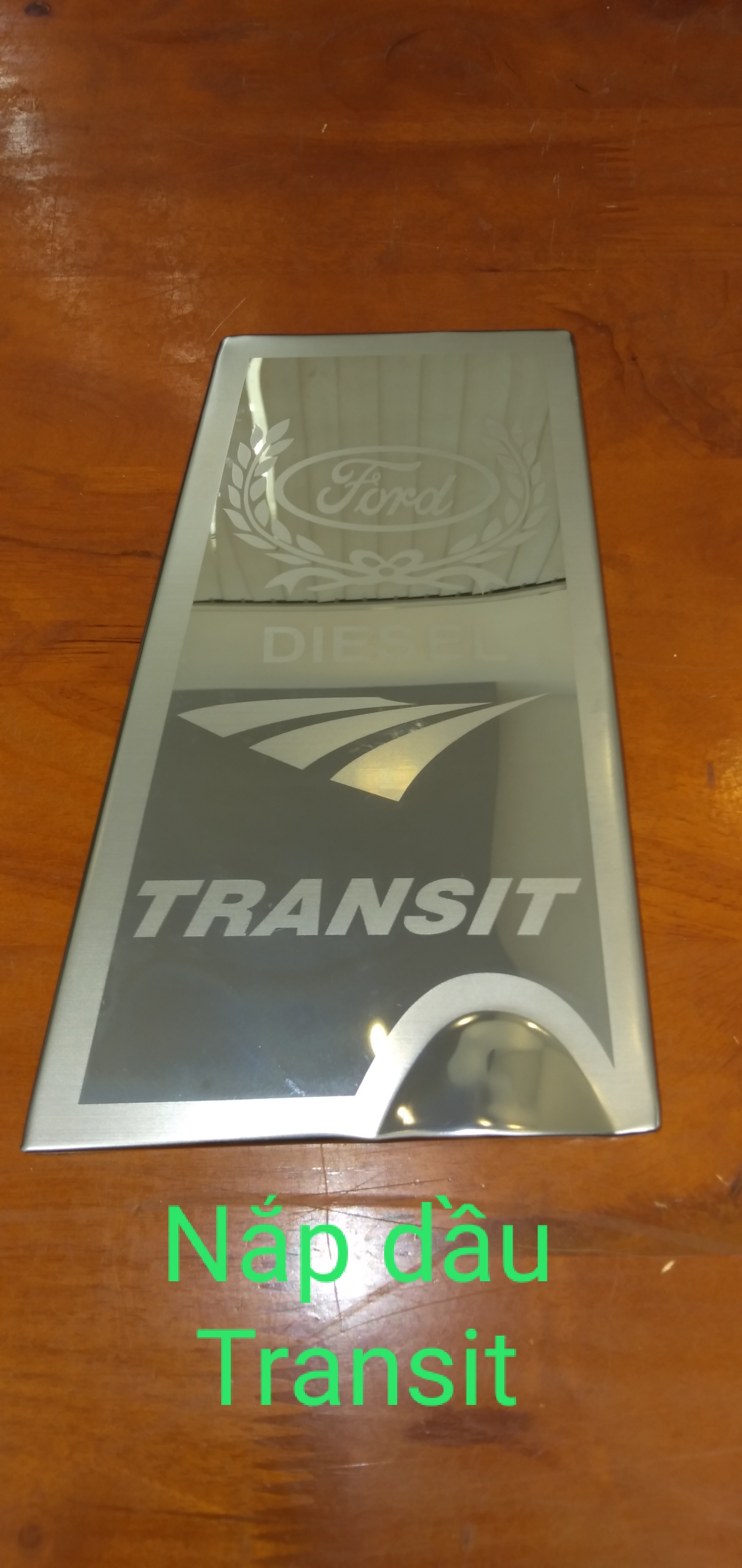 Ốp inox nắp bình xăng ford transit 2015