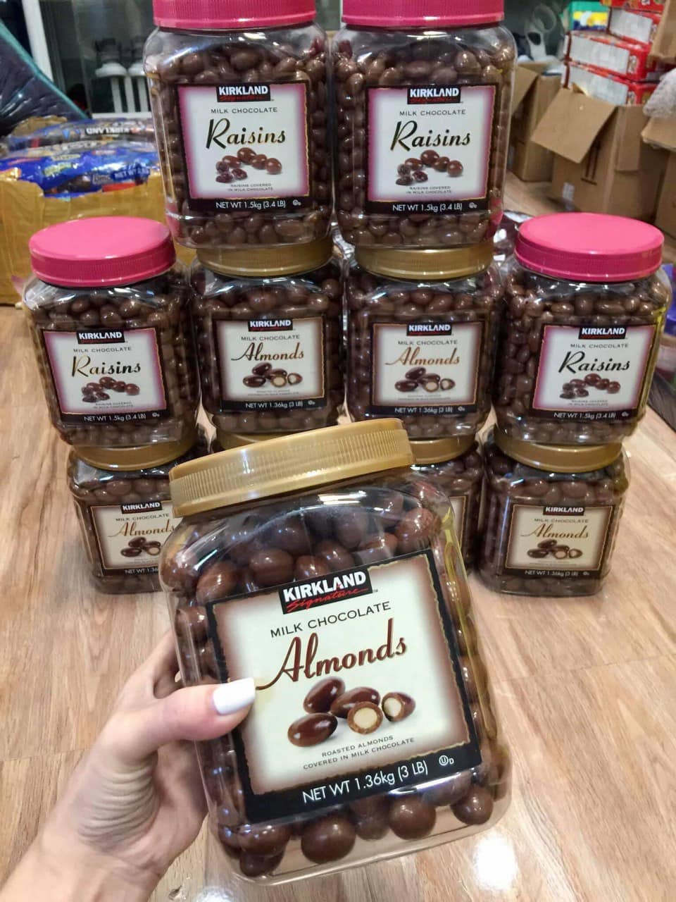 Kẹo socola hạnh nhân Kirkland Signature Milk Chocolate Almonds 1.36kg
