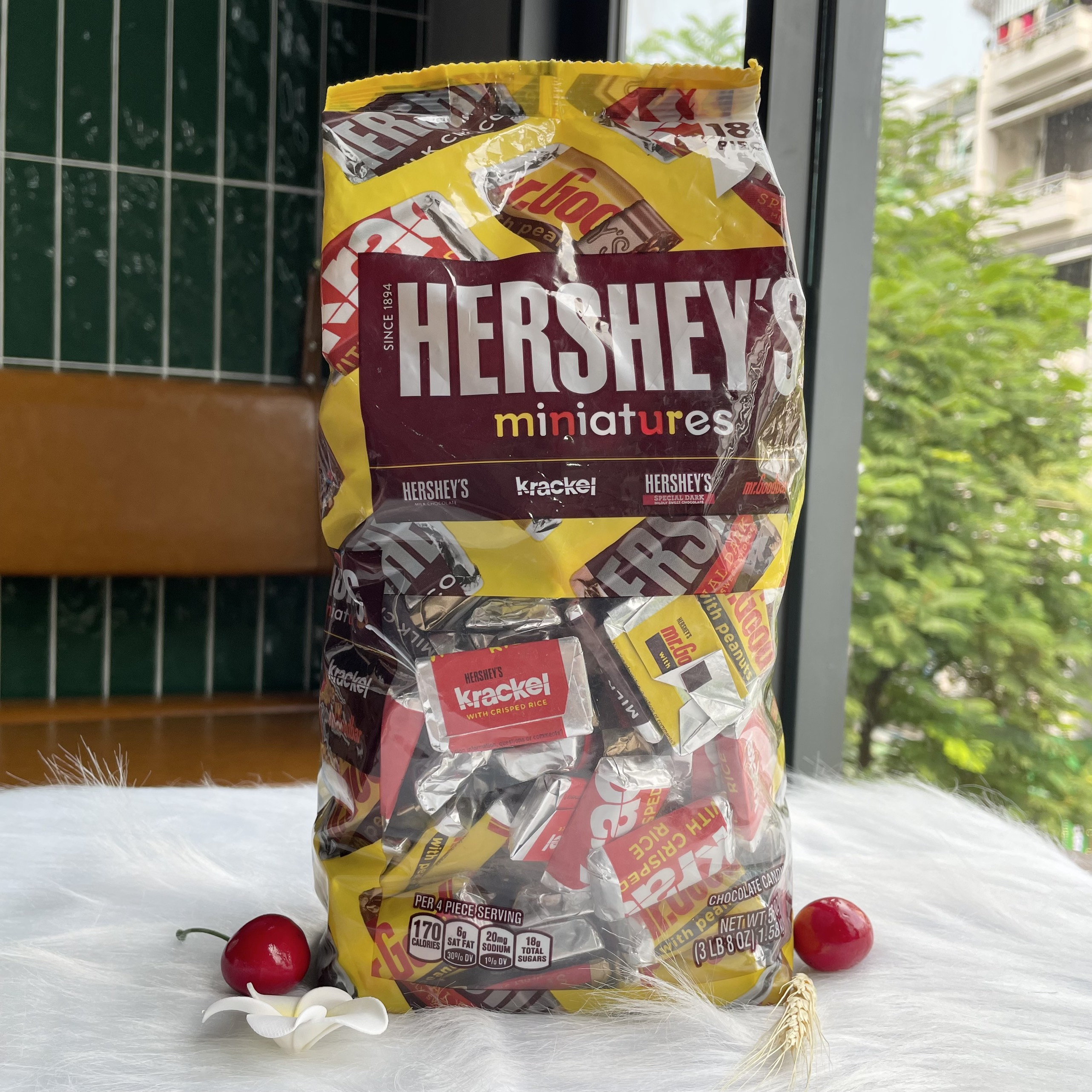 Kẹo Chocolate tổng hợp Milk Chocolate Hershey's Miniatures 1.58Kg 180 Viên Hàng Nhập Mỹ