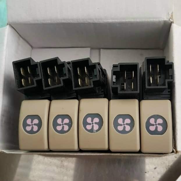 Công tắc quạt của điều hòa oto - giá 1 cái