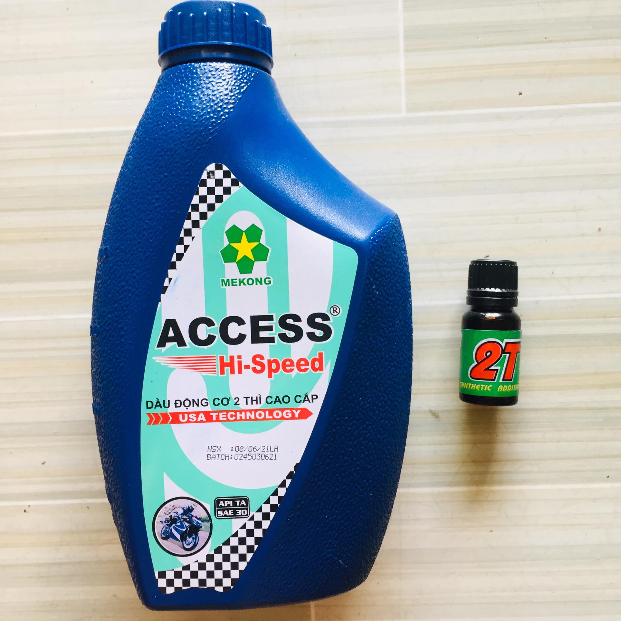 Nhớt xe 2 thì access mekong 1 lít và tinh dầu thơm serum 10ml