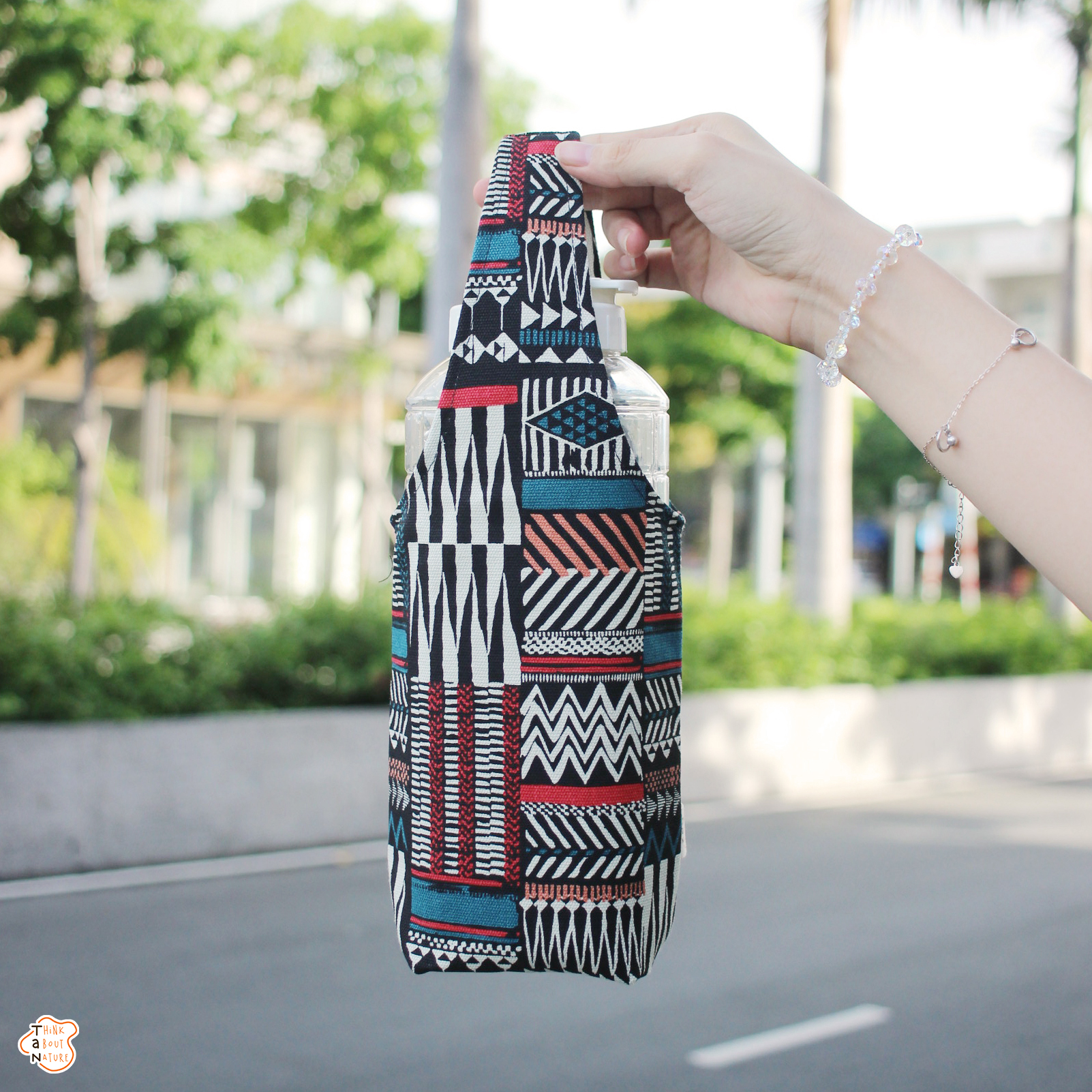 [HCM]Túi vải hoạ tiết thổ cẩm rằn ri đen trắng bohochic đựng bình nước bình giữ nhiệt có thể gấp/ ly giữ nhiệt/ Túi xách mini Túi tote/ Eco friendly bottle bag Fabric bags Cupholder for bike Cute bottle keeper Túi vải bảo vệ môi trường