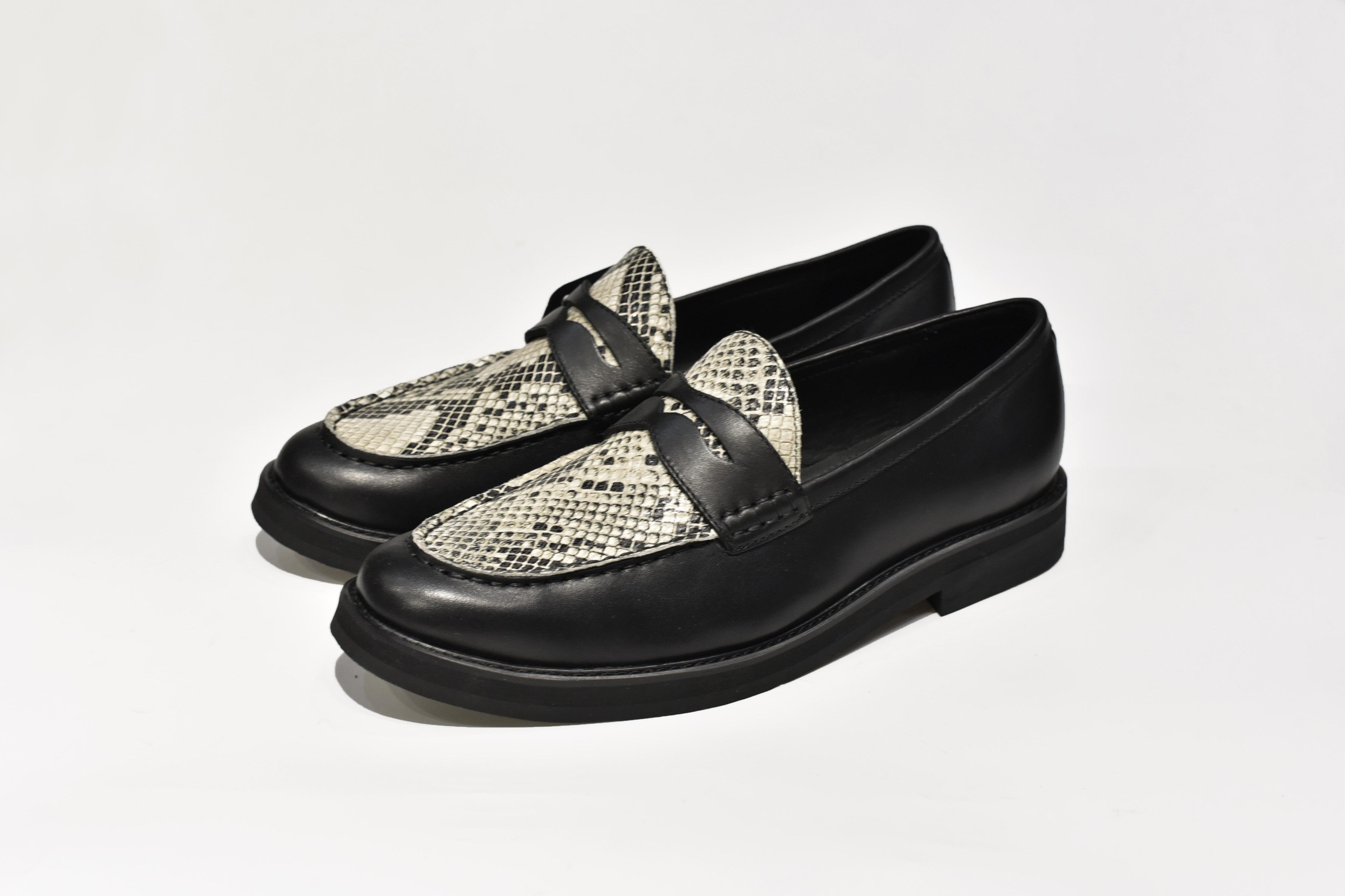 [TATHANIUM Footwear] Giày penny loafer da bò mộc màu đen pha da vân rắn