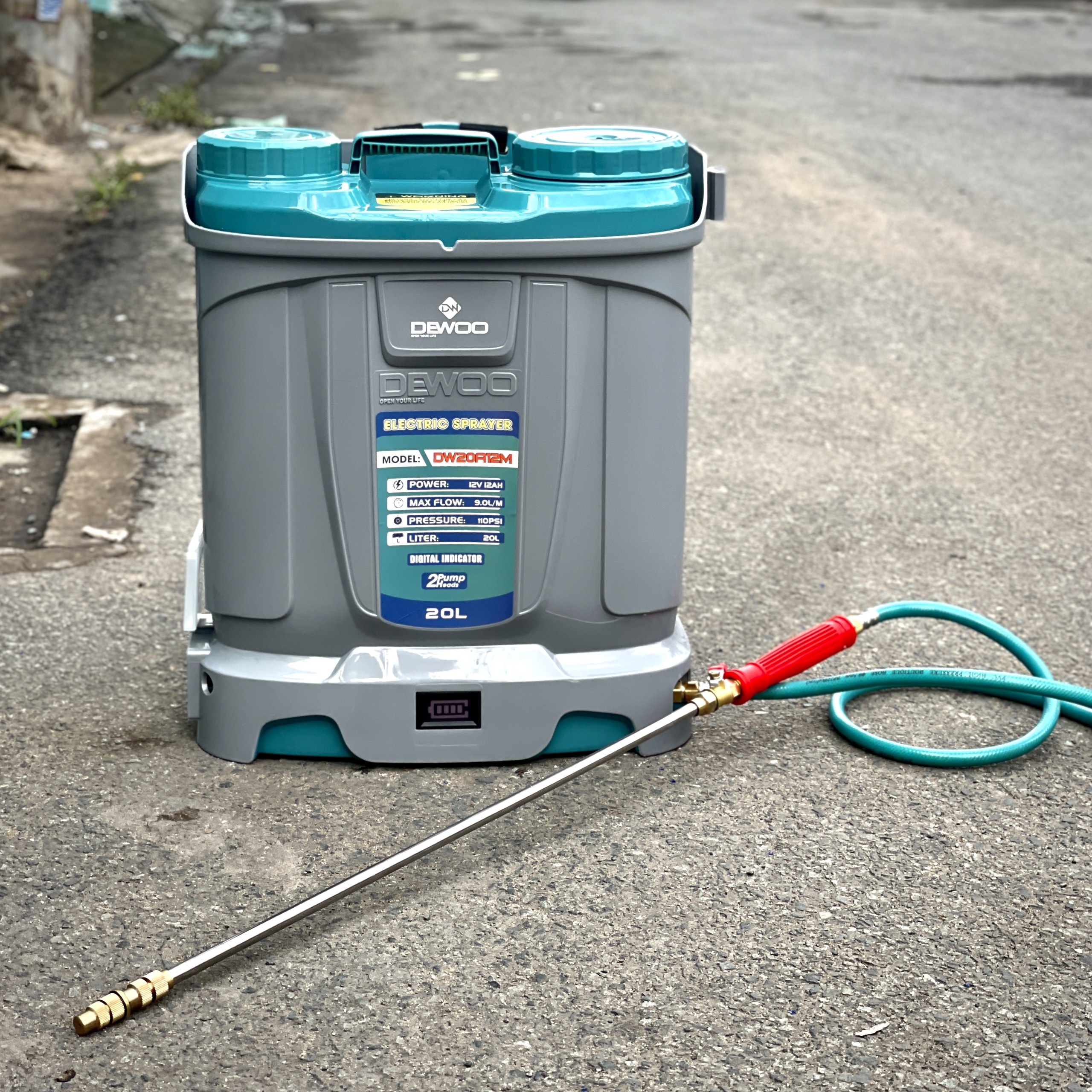 Bình xịt điện có đảo thuôc DEWOO 20 Lít 2 bơm acquy 12v-12ah đến từ Nhật bản