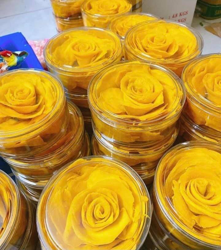 [HOT] Mứt xoài sấy dẻo xếp hoa hồng - SENFOODS - Hộp 500gr thích hợp làm quà tặng ngày tết