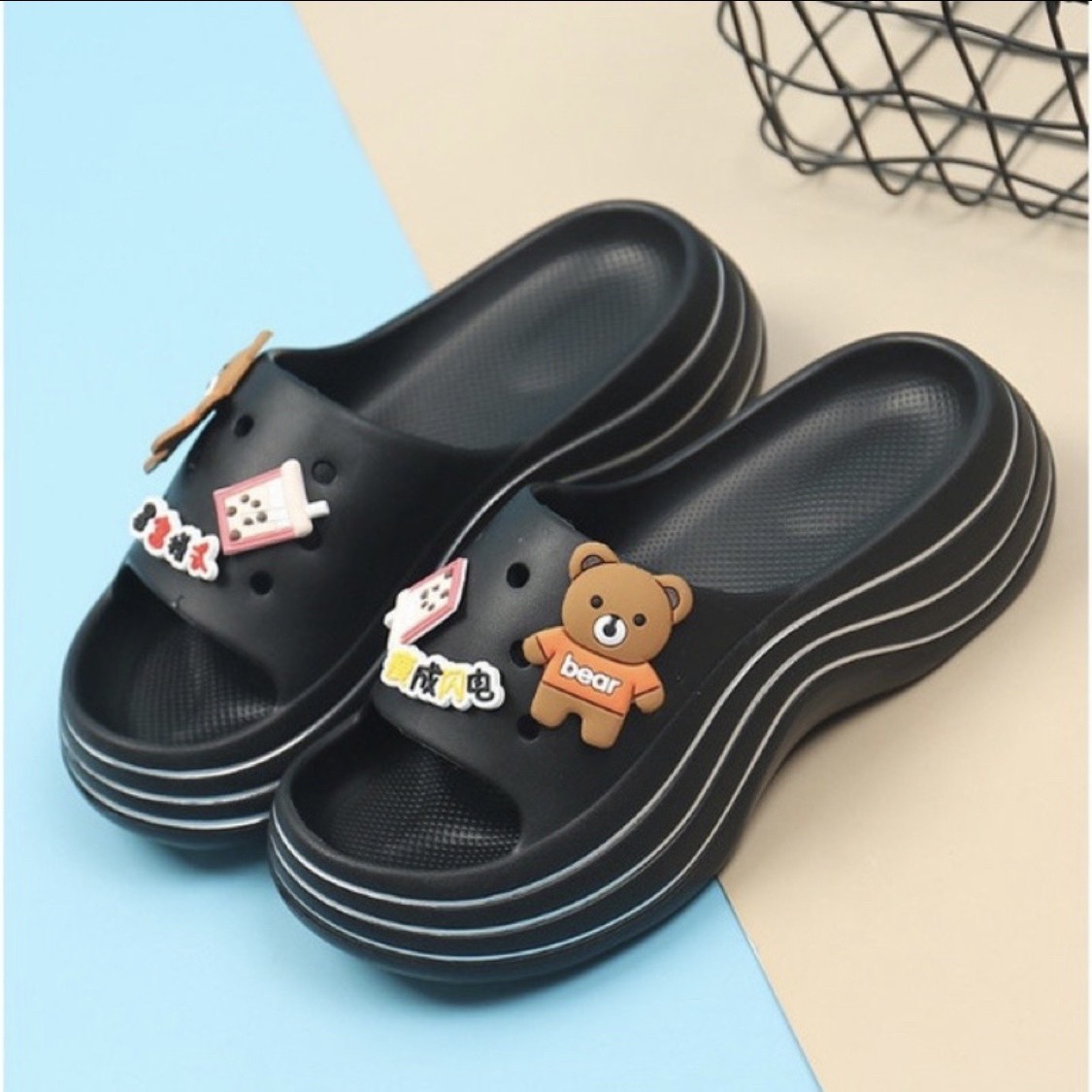 Dép bánh mì nữ gợn sóng đế độn 7cm tăng chiều cao đính sticker gấu siêu cute hàng cao cấp