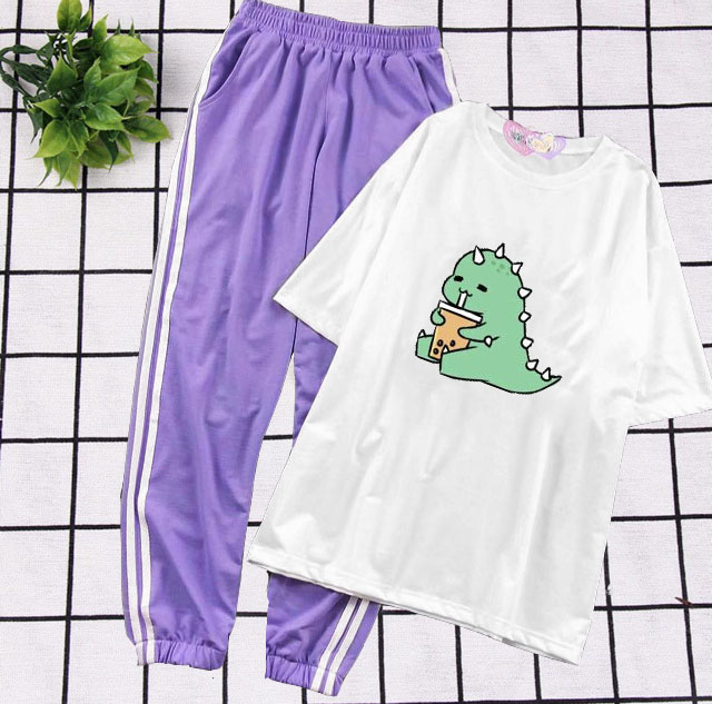 [HAN HAN SHOP 131] Sét Bộ Đồ Quần Áo Nữ Mùa Hè Mặc Đi Chơi Dạo Phố Cá Tính, Mặc Ở Nhà Xinh Cute, Combo Áo Thun Phông Cotton Organic Ngắn Tay Cổ Tròn Mát Mịn In Khủng Long Uống Trà Sữa Kèm Quần Thun Bo Chun Gấu