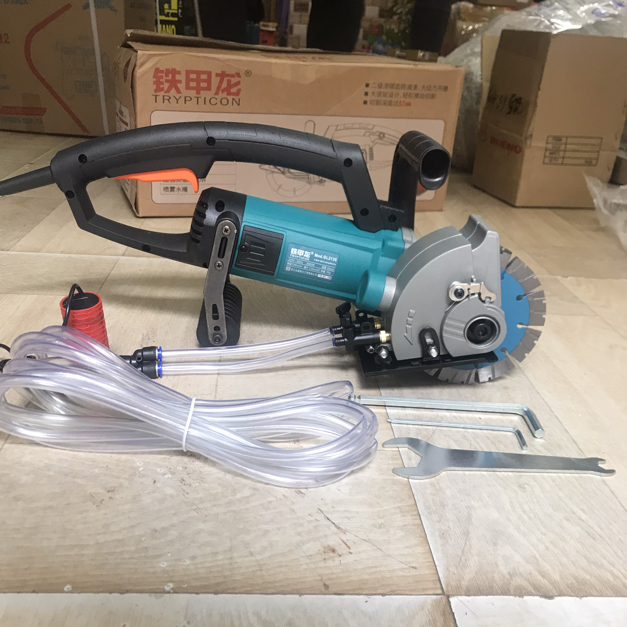 Máy cắt rãnh tường 2 lưỡi 133mm Gl2135 không bụi hàng nội địa chuẩn công suất 2000w bảo hành 12 tháng kèm bơm mini chống bụi