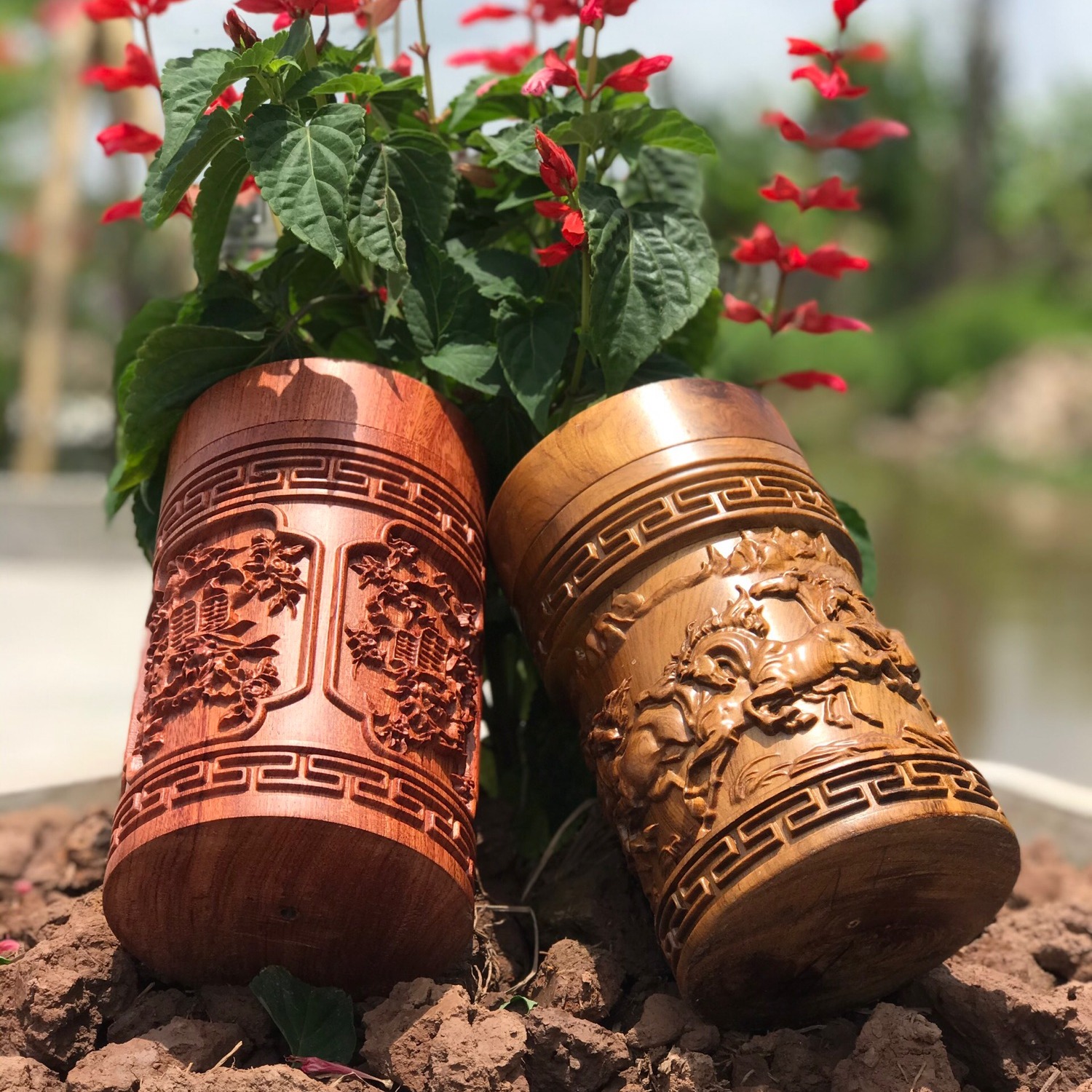 Hộp chè gỗ bách xanh , Hương đỏ liền khối hàng cao cấp . Dùng đựng chè , trang trí phong thuỷ