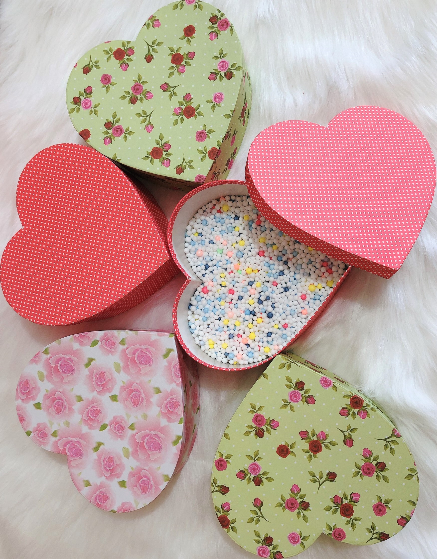 Set hộp quà tặng hình trái tim size vừa kèm hạt xốp nhiều màu