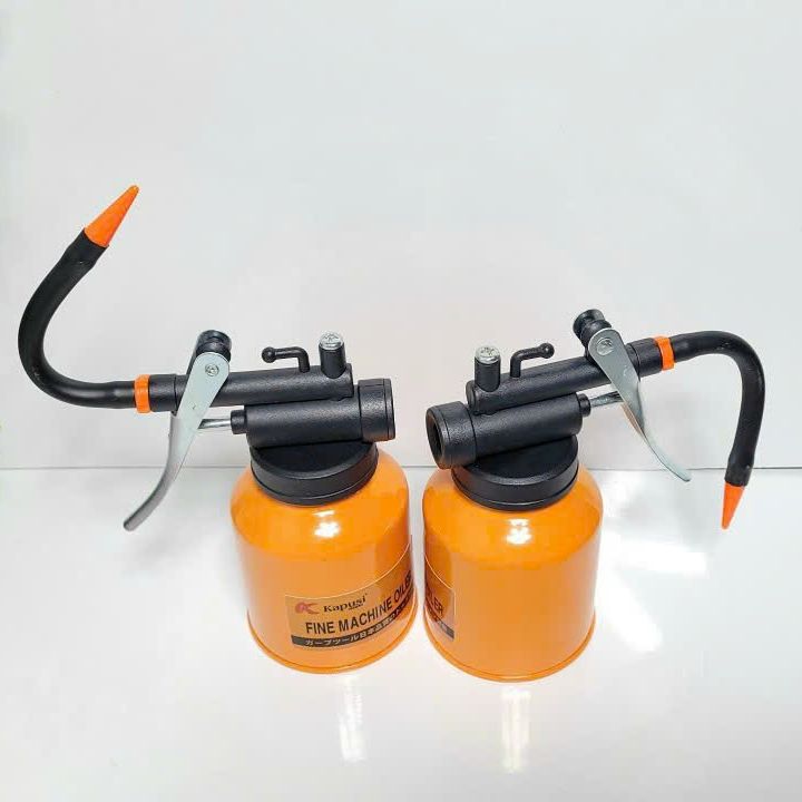 [HCM]Bình xịt dầu nhớt sắt KAPUSI có thể bẻ cong được, bình bơm dầu nhớt dung tích 250ml  đầu vòi có thể bẻ cong được nên xịt đước mọi ngóc ngách- Cửa Hàng Nam