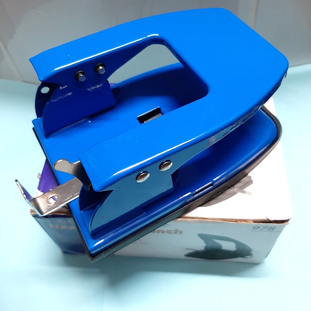 01 cái bấm lỗ/ đục lỗ 978 - bấm 30 tờ