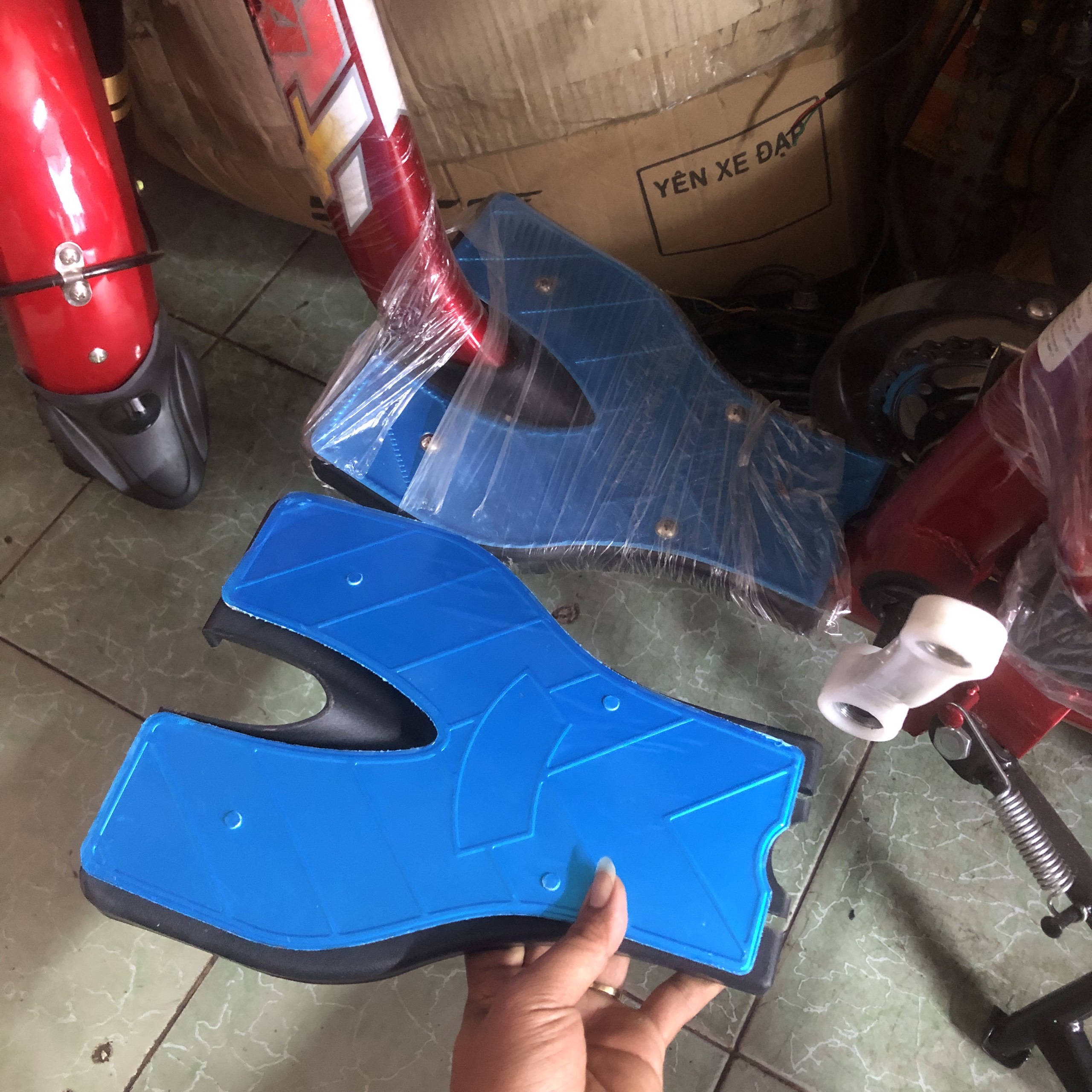 gác chân trước xe đạp điện HK bike- gác chân xe điện- gác chân trước bọc nhôm