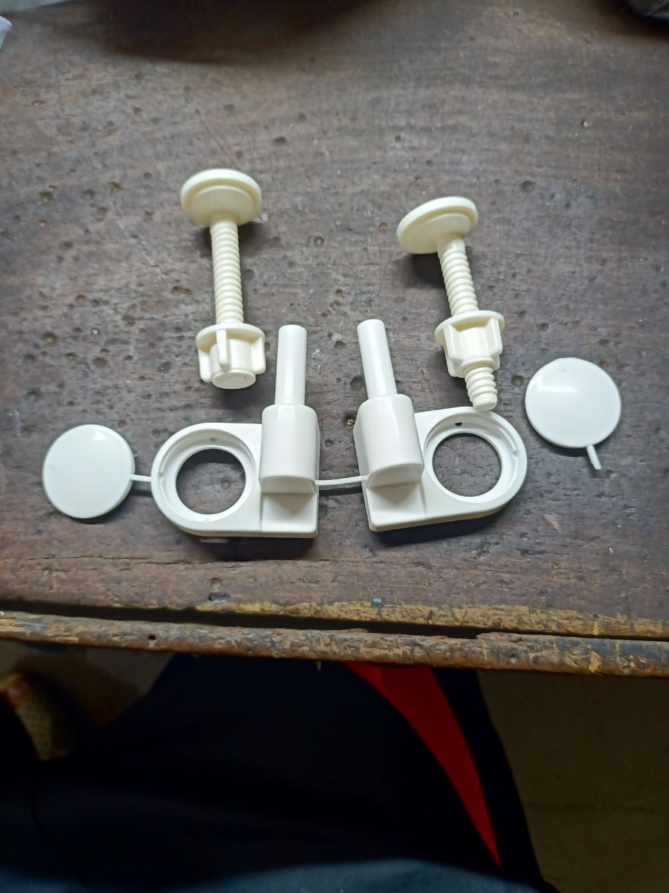 Ốc nắp bồn cầu