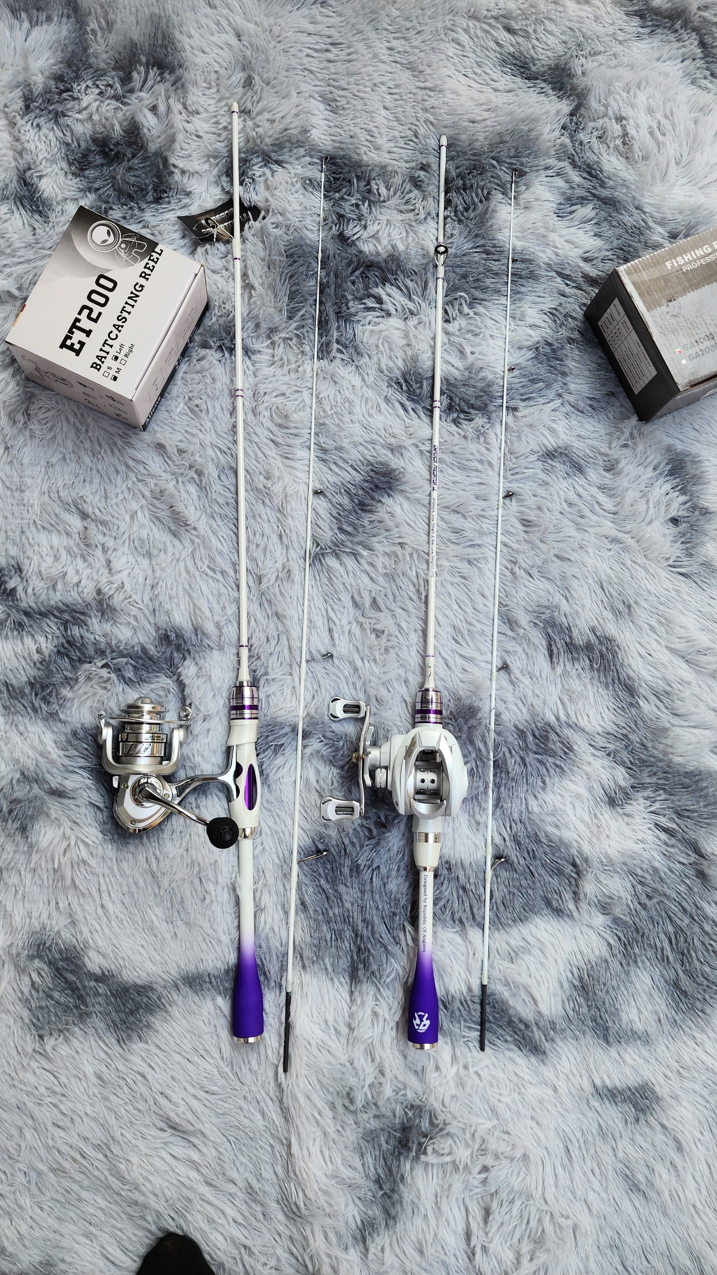   CẦN KHÔNG KÈM MÁY   CẦN LURE CAO CẤP HOÀNG ĐẾ  PHÔI CACBON NGỌN ĐẶC MỀM DẺO MÀU TRẮNG  TÍM  NGANG VỚI ĐỨNG 