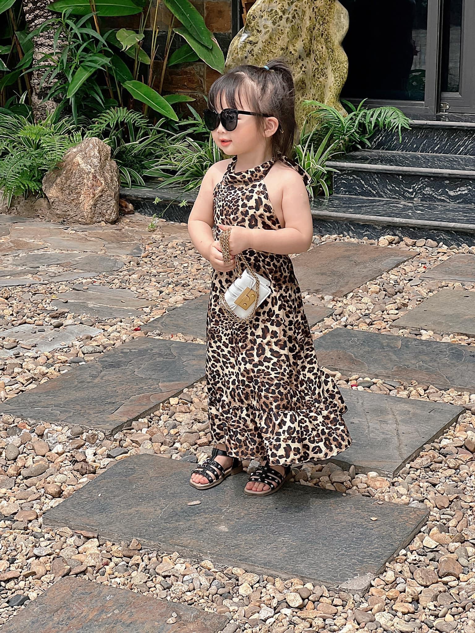 Đầm maxi cho bé gái đi biển
