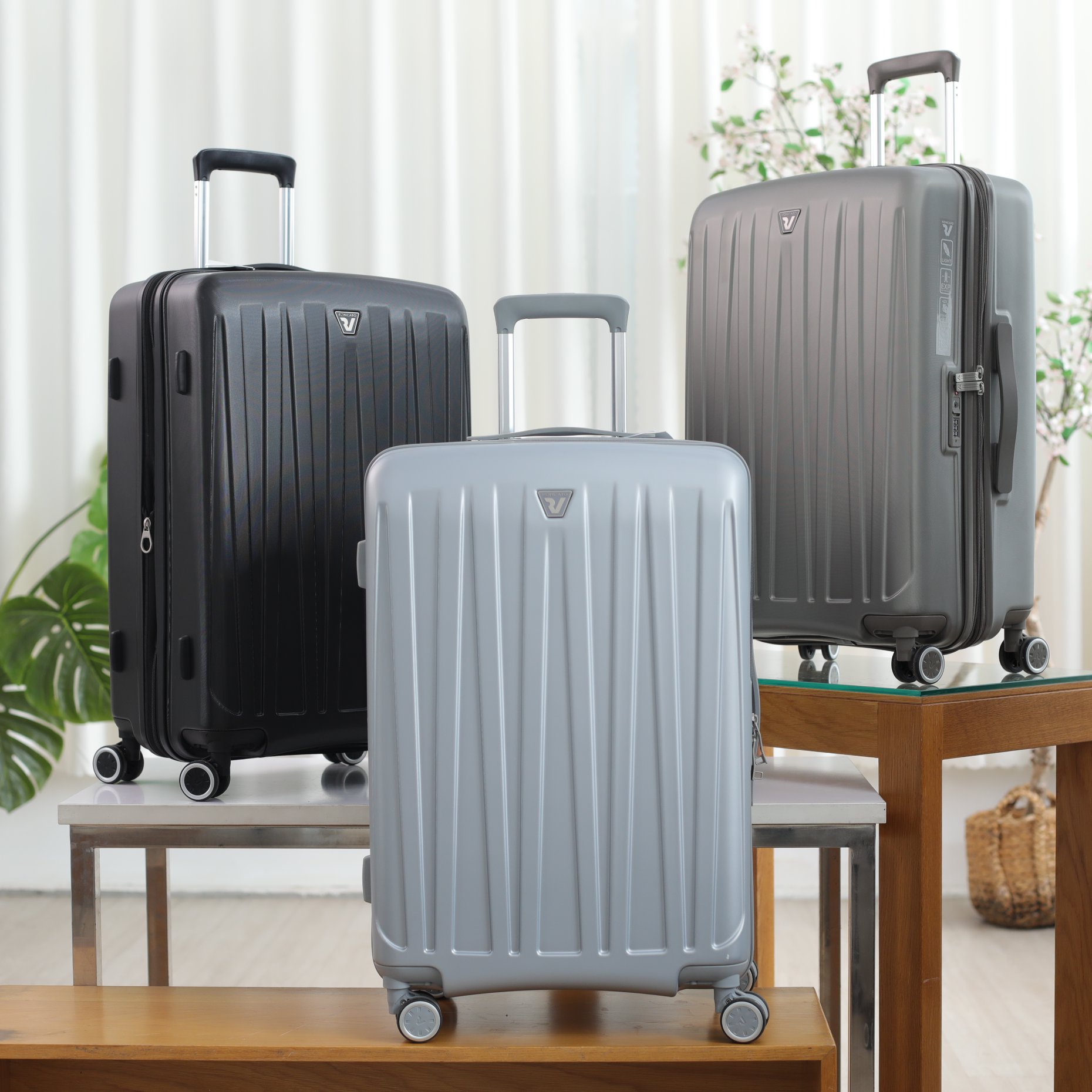 Vali du lịch Roncato Antares 24 inch, nhựa ABS dẻo chống va đập, khóa mã số, bánh xe kép xoay 360 độ