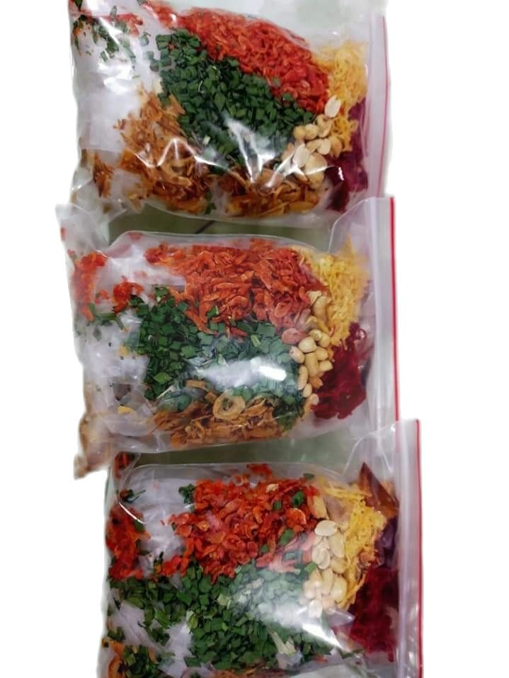 1 bịch bánh tráng trộn nước sốt me để riêng gia vị cho khách  shop 64 tỉnh thành