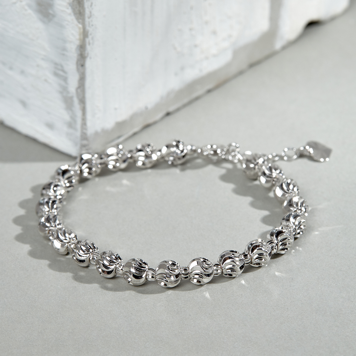 Với vẻ đẹp hiện đại và tinh tế, vòng tay nữ bạc JK Silver kiểu dáng quả trám mạ bạch kim chắc chắn sẽ là món phụ kiện ưu tiên của chị em. Được cập nhật theo xu hướng mới nhất, sản phẩm tạo điểm nhấn đầy ấn tượng cho mỗi set trang phục.
