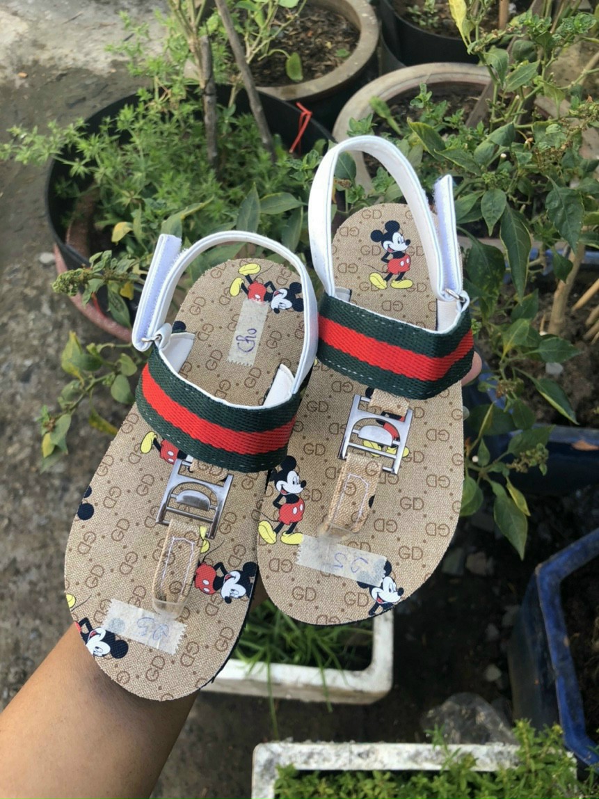 Sandal chíp chíp xỏ ngón micky vàng có quai hậu