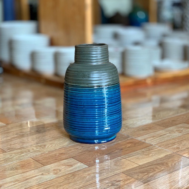 Bình hoa gốm sứ trang trí cao cấp.