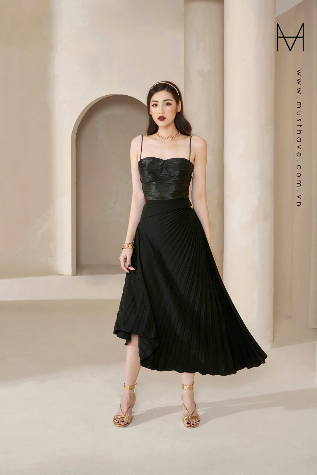 Must have áo cúp ngực hai dây dáng crop-top vải tằm nhũ đen fw20 035