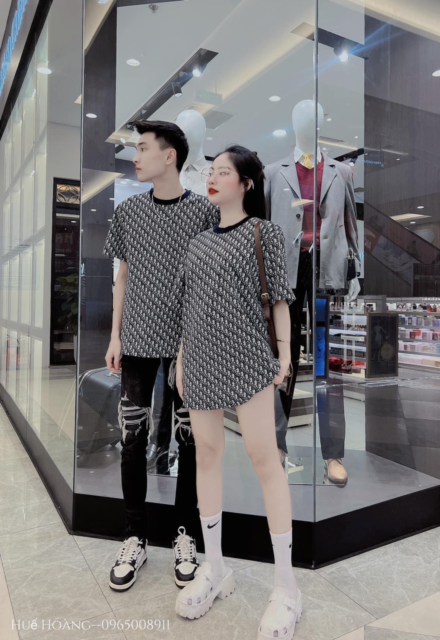 Áo phông đôn toàn thân đen nam đon giản chất mềm mịn lắm ạ.