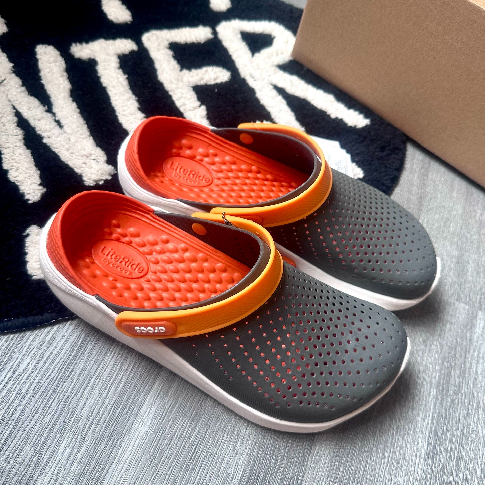 DÉP QUAI NGANG NAM NỮ CROCS - DÉP CROCS LITERIDE Xám Cam - dép cá sâu LITERIDE - dép nam - dép nữ - dép sục - dép quai hậu nữ - dép quai hậu nam - dép standal nữ - dép cá sấu - dép cặp - dép đôi - dép unisex